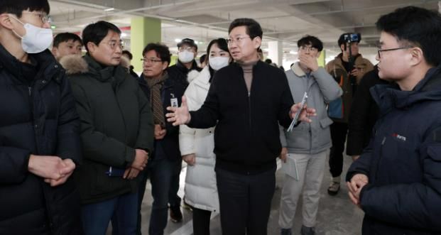 이상일 용인특례시장이 지난 1월 18일 경남아너스빌 디센트 건설 현장을 방문해 누수가 지적된 지하 주차장을 둘러보고 있는 모습