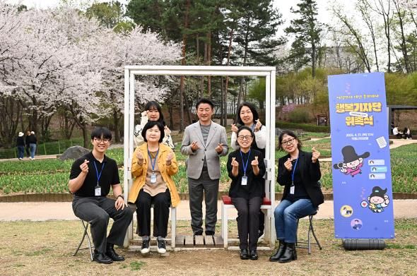 김동근 시장이 4월 17일 직동근린공원에서 ‘시민 홍보대사 행복기자단’을 위촉한 뒤 함께 기념사진을 찍고 있다.