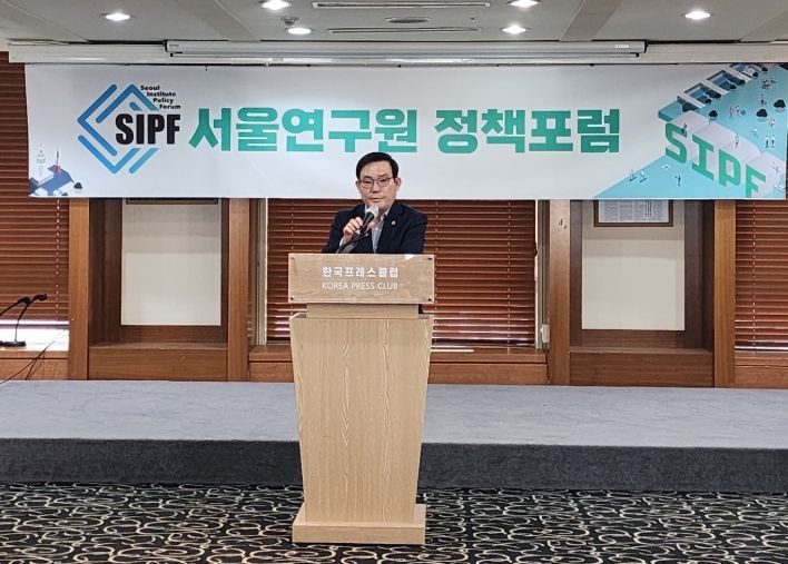2025년 서울연구원 제1회 정책포럼 축사하는 임춘대 위원장