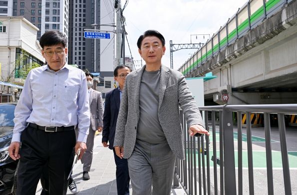 김동근 시장이 4월 21일 철도 고가하부 구간에 대한 현장 점검을 진행하고 있다.