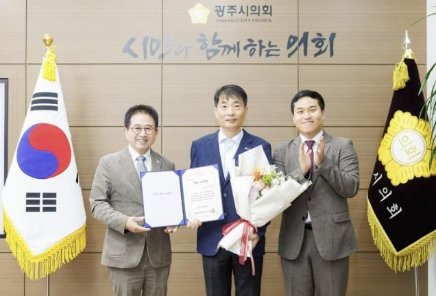 (왼쪽부터) 허경행 의장, 석태훈 팀장, 노영준 의원