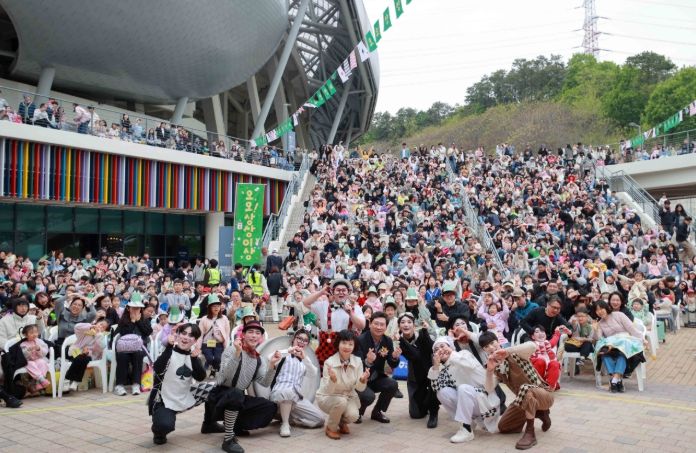 용인어린이상상의숲에서 이상일 시장과 행사에 참여한 시민들이 기념촬영을 하고 있다.