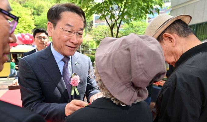 유정복 인천광역시장이 8일 인천노인종합문화회관에서 열린 '제53회 어버이날 기념 2025년 어버이날 기념식'에서 어르신들에게 카네이션을 달아드리고 있다.
