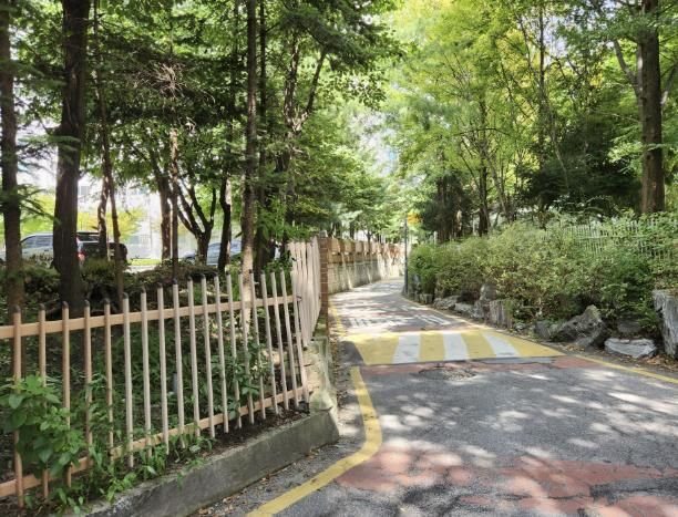 용인특례시가 심곡초등학교 주변도로 2곳에 보행자우선도로 조성공사를 시작했다