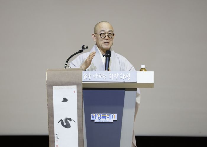 13일 화성특례시청 대강당에서 열린 '2025년 제1회 명사특강'에서 용주사 주지 성효 큰스님이 강연을 하고 있다.