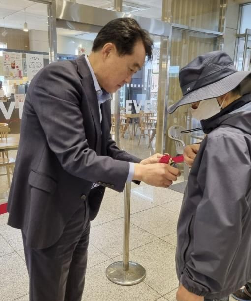 카네이션 달아드리는 하은호시장