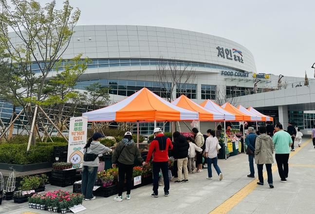 용인특례시는 처인휴게소에 '로컬푸드 직거래 장터'를 매주 일요일 운영한다