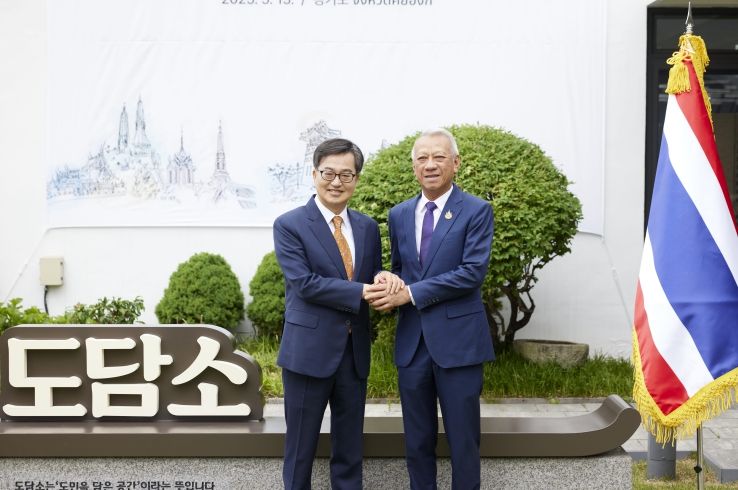 15일 오후 도담소에서 김동연 경기도지사가 피팟 라차낏쁘라칸 태국 노동부 장관과 기념촬영을 하고 있다.