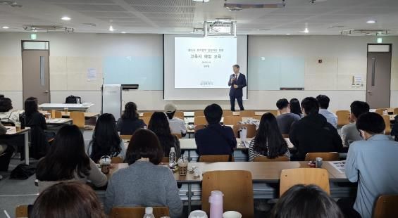 화성특례시가 16일 YBM연수원에서 읍면동 복지담당 공무원 50여 명을 대상으로 고독사 예방을 위한 실천형 역량 강화 교육을 운영했다.