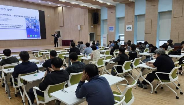 화성특례시가 15일 화성시농업기술센터 대강당에서 농업기술센터 직원을 대상으로 디지털 농업특강을 운영했다.