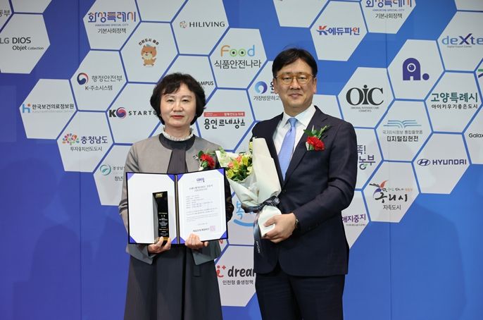 수상 후 기념 촬영 장면(사진 왼쪽은 시현정 인천시 여성가족국장, 오른쪽은 임상균 매경비즈 대표이사)
