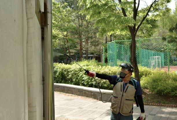 공원 내에서 잔류분무 소독을 하는 모습