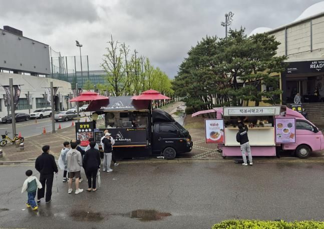 성남시는 오는 5월 24일 성남FC와 부산아이파크 경기부터 탄천종합운동장 내 4곳 매점과 4개 푸드트럭에 다회용기를 도입한다