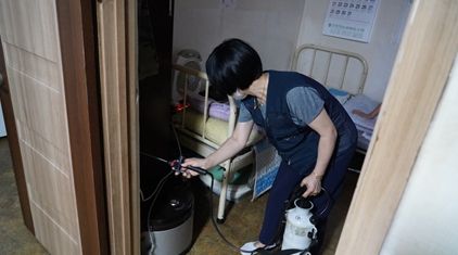 방역·방충 전문업체가 인천시와 인천시사회서비스원이 진행하는 사회복지시설 안전 점검 지원사업에 참여한 인천 지역 한 노숙인 시설을 찾아 방충 작업을 하고 있다.