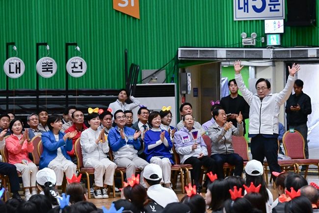 김형재 의원이 17일 잠실실내체육관에서 개최된 ‘2025 서울시민체육대축전’ 개회식에 참석하여 선수단 및 시민들에게 인사를 하고 있다.