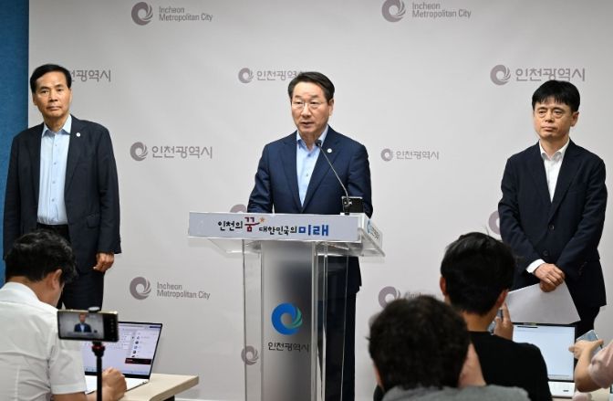 유정복 인천광역시장이 22일 시청 브리핑룸에서 백령·대청·소청도 유네스코 세계지질공원 지정 추진 중단과 관련한 시 입장을 발표하고 있다.