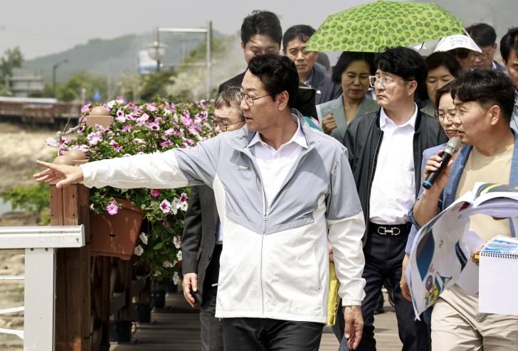 정명근 화성특례시장이 22일 전곡항 일원에서 제15회 뱃놀이축제를 앞두고 막바지 로드체킹을 하고 있다.