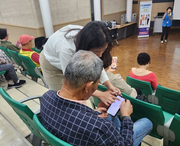 화성특례시가 23일 화성시서부보건소 컨벤션홀에서 어르신 건강관리사업 맞춤형 ICT 교육을 운영하고 있다