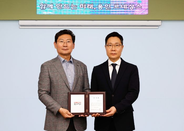 이상일 용인특례시장(왼쪽)은 28일 지역 탄소중립에 공헌한 현대백화점그룹에 감사패를 수여하고 그룹을 대표해 참석한 안병혁 상무(오른쪽)와 기념촬영 했다