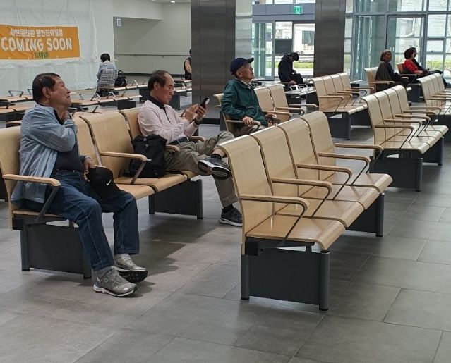 용인특례시는 용인공영버스터미널에 교통약자를 위한 등받이 의자를 설치했다