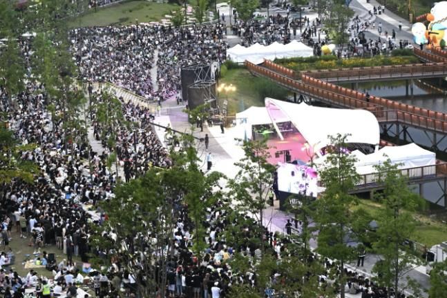 지난 6월 7일 '2025 시흥 힙한 페스티벌' 공연 관람을 위해 모인 시민들