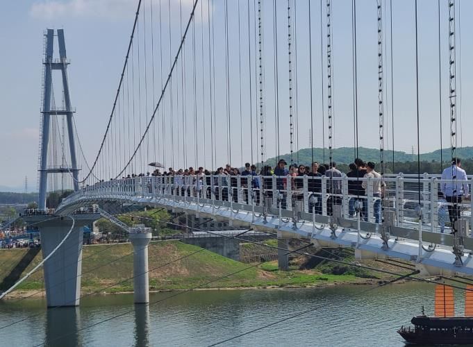 여주 남한강 출렁다리 방문객 100만 명 돌파