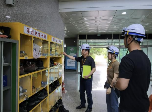 화성특례시 관계자가 하수과 수질보호센터에서 시설 안전관리자 및 보건관리자가 참석한 가운데 안전보건 현장점검을 하고 있다