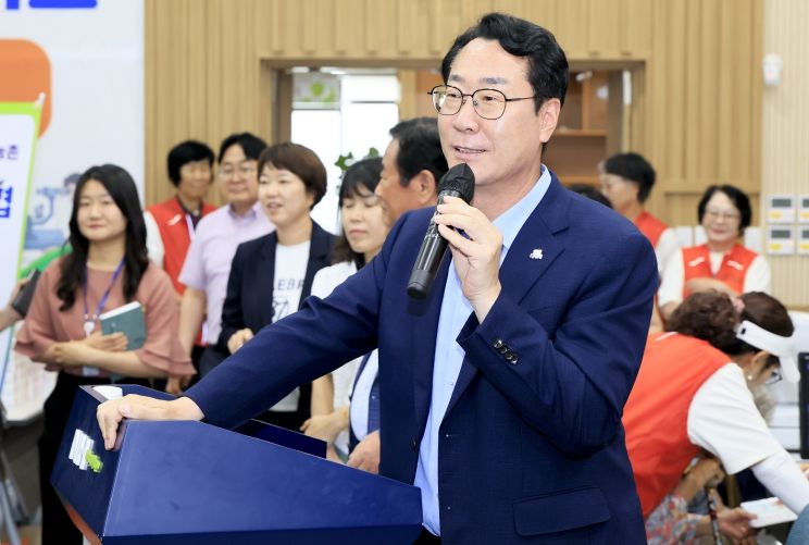 정명근 화성특례시장이 23일 향남읍 발안농협을 찾아 ‘농촌 왕진버스’ 진료 참여 의료진을 격려하고 있다.