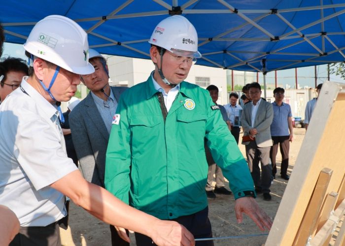 이상일 용인특례시장은 23일구성역 5번 출구를 방문해 현장에서 개통 상황에 대해 브리핑 받았다(2) ⓒ타임즈