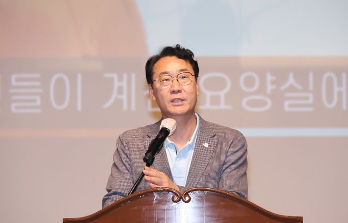 정명근 화성특례시장이 28일 장안대학교 일야아트홀에서 열린 ‘2025년 요양보호사의 날’ 기념식에서 축사를 하고 있다