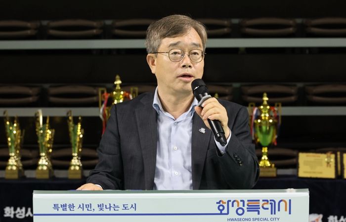 조승문 화성특례시 제2부시장이 28일 화성종합경기타운 실내체육관에서 열린 ‘제6회 화성특례시장배 줄넘기대회’ 개회식에서 환영사를 하고 있다.
