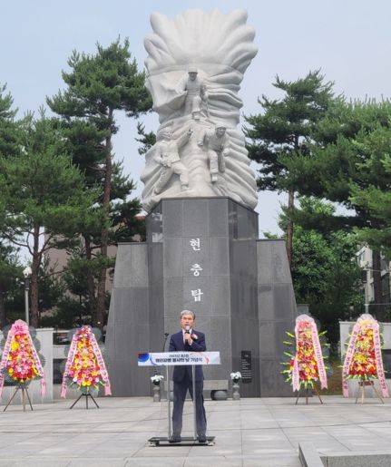 정구원 화성특례시 제1부시장이 27일 제3회 해외파병 용사의날 기념식에 참석해 기념사를 하고 있다
