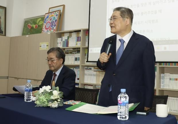 강연을 마친 소강석 시인(오른쪽)이 김종회 촌장과 대담