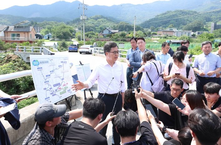 8일 오후 김동연 경기도지사가 양평군 양서면의 서울-양평고속도로 현장을 방문하여 점검하고있다.