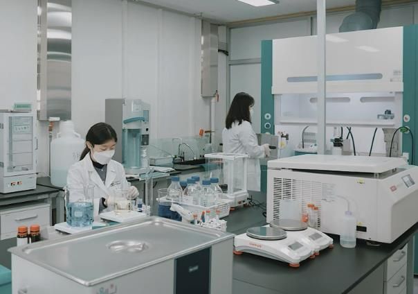 성남식품연구개발지원센터 소속 연구원들이 식품분석을 하고 있다