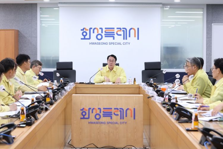 정명근 화성특례시장이 11일 폭염 대비 긴급 대책회의를 주재하며 폭염 대응을 철저히 할 것을 지시하고 있다