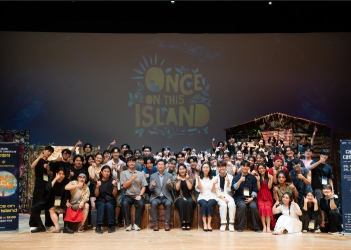 이상일 용인특례시장은 대학연극제 경연 첫날인 16일 용인문예회관 처인홀에서 진행된 명지대학교팀의 ‘Once on This Island’ 공연을 관람했다