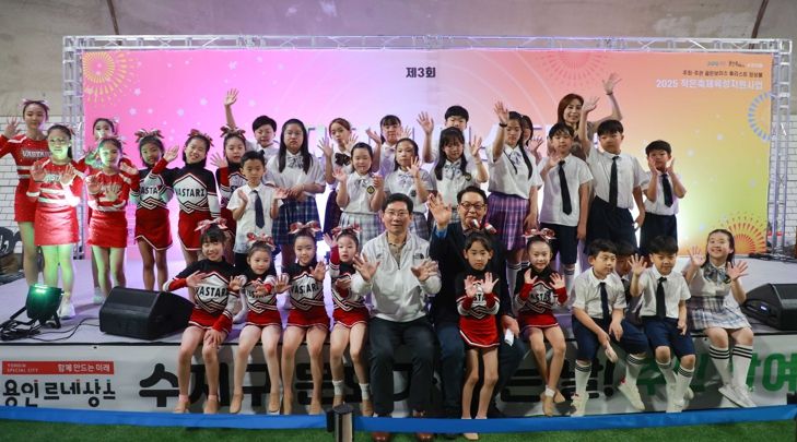 19일 수지중앙터널에서 열린 '제3회 수지터널 페스티벌'에서 이상일 시장이 무대 위에 오른 학생들과 기념촬영을 하고 있다.