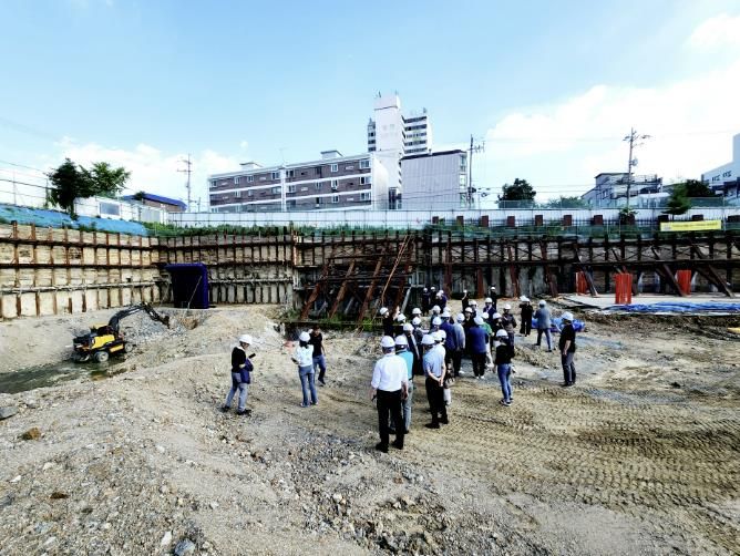 지난 6월 23일 옛 기흥중 부지에 건립 중인 다목적체육시설 건설 현장에서 이상일 시장과 주민들이 공사 진행 상황을 살펴보고 있다