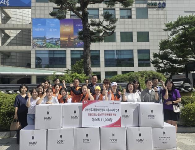 시흥시는 장애인 일자리 관련 기관 대상으로 ‘마스크(11,000장)’을 전달하는 후원식’을 열었다