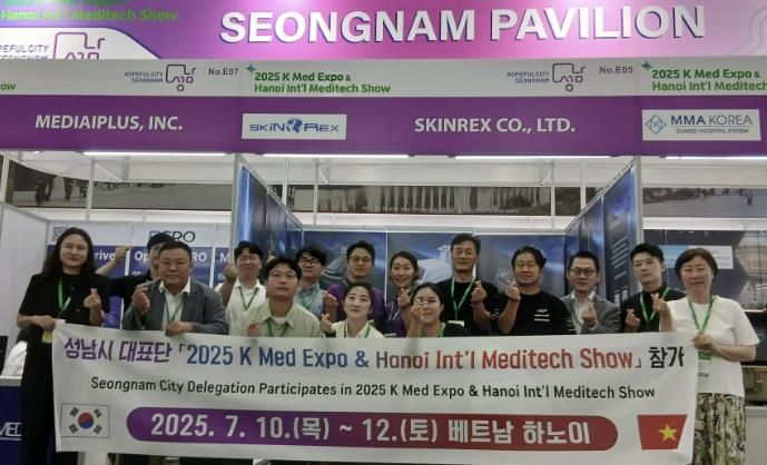 2025년 베트남 K 의료기기 전시회에 참여한 성남기업 대표들이 단체촬영을 하고 있다