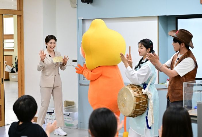 구미경의원이 숭신초등학교 학생들과 촬영을 하고 있다.