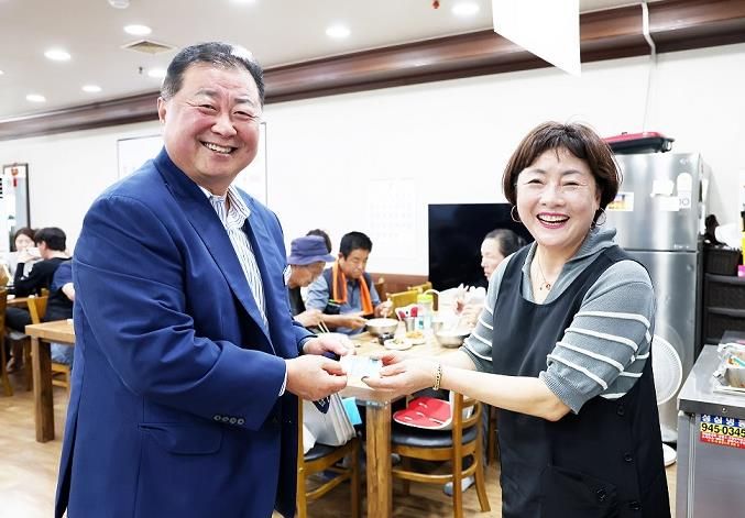 김경일 파주시장, 문산자유시장에서 민생회복 소비쿠폰 사용 독려