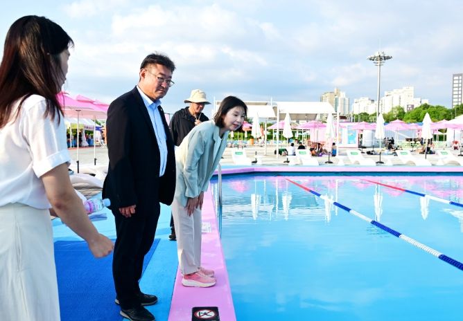 잠원한강공원 수영장 현장 점검하는 박상혁 교육위원장