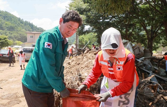이상일 용인특례시장이 25일 가평군의 수해복구 현장에서 용인시자원봉사센터의 '레디용 봉사단'과 함께 피해복구 작업을 진행 중이다.