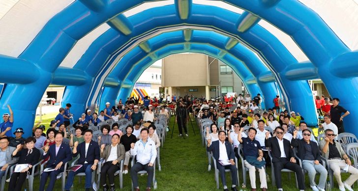 26일 용인조정경기장에서 이상일 시장이 대회참석자들과 기념사진을 촬영하고 있다