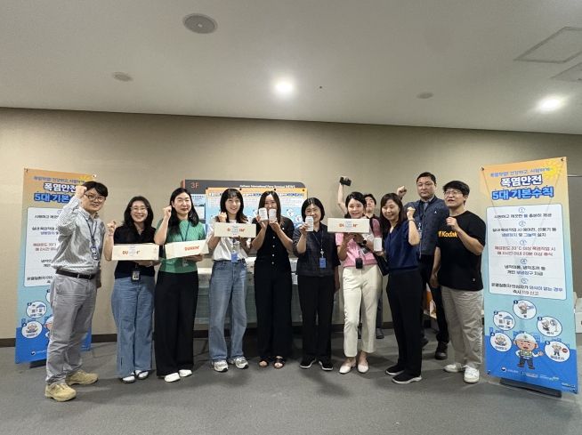 인천항 국제여객터미널 및 부두 현장 근로자에게 지원 물품을 전달하고 온열질환 예방수칙을 안내하고 있다 / 사진제공 = 인천항만공사