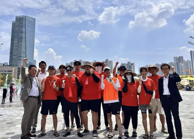 동탄패밀리풀 현장에서 화성도시공사 임직원과 안전요원들이 휴대용 냉각선풍기를 들고 ‘화이팅’을 외치고 있다.