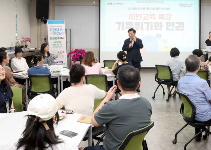 박승원 광명시장이 지난 6일 평생학습원 청년어울림실에서 열린 시민특강 참석자들에게 인사말을 하고 있다.