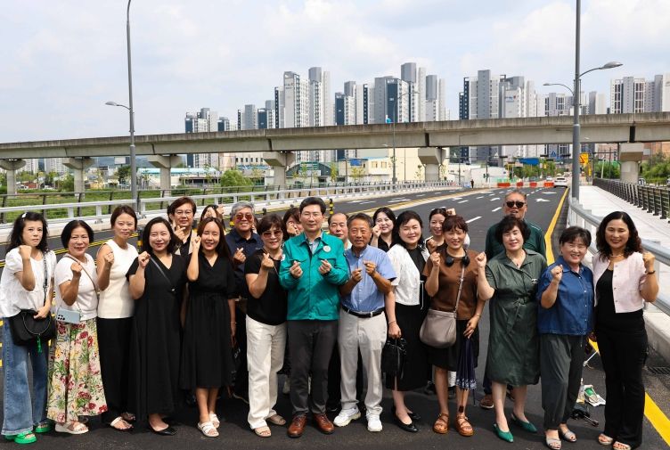 이상일 용인특례시장은 유림동~고림지구 연결도로의 11일 임시 개통을 앞두고 현장을 찾았다
